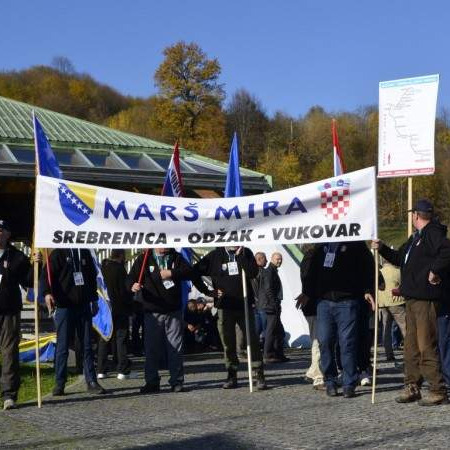Iz Memorijalnog centra Potočari krenuo 'Marš mira' Srebrenica - Vukovar