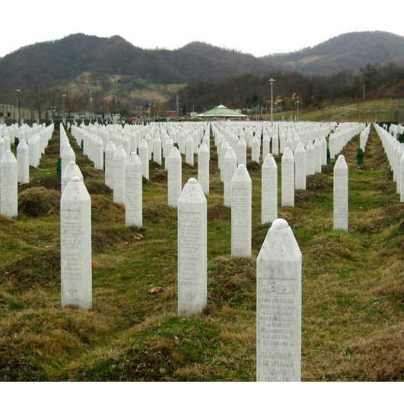 Aplauz u Potočarima