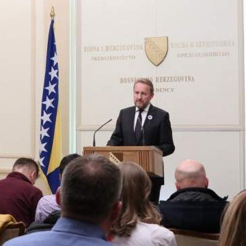 Izetbegović: Mladić je zločinac i kukavica 