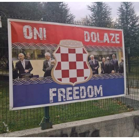 U Mostaru osvanula zastava tzv. Herceg-Bosne s likovima Prlića i ostalih uz poruku "Oni dolaze"