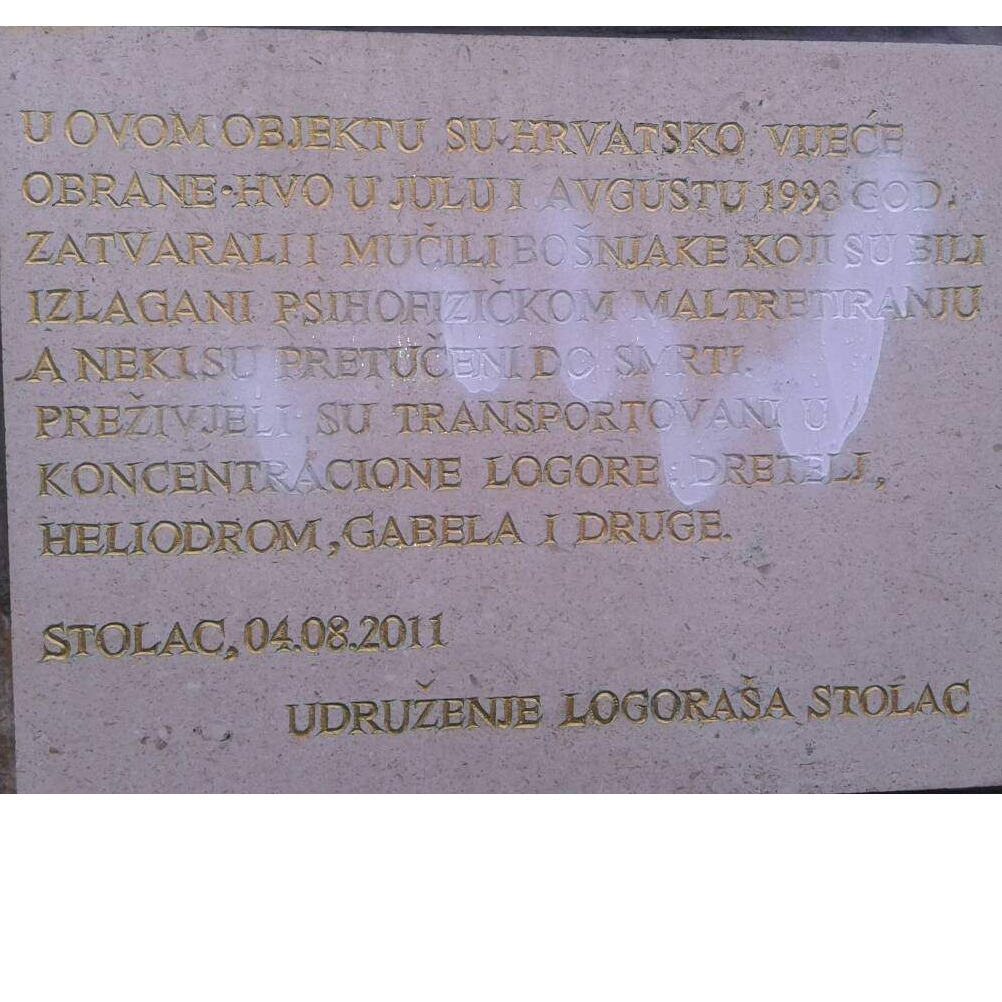 Oskrnavljena spomen ploča na bivšem logoru Koštana bolnica u Stocu