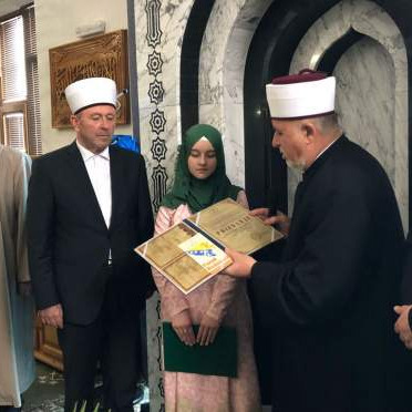 Hafiska dova |Učenica prvog razreda medrese naučila Kur'an napamet