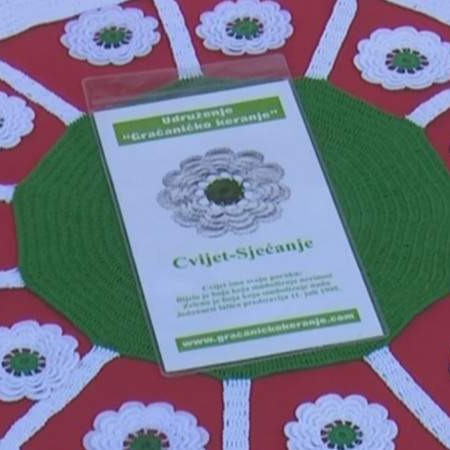 Podjelom cvijeta 'Sjećanje' u Tuzli obilježilen 11. juli (VIDEO)