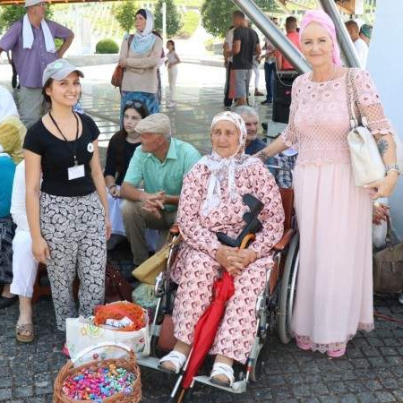 Šuhra Malić i ove godine slatkišima darovala učesnike pohoda prema Potočarima