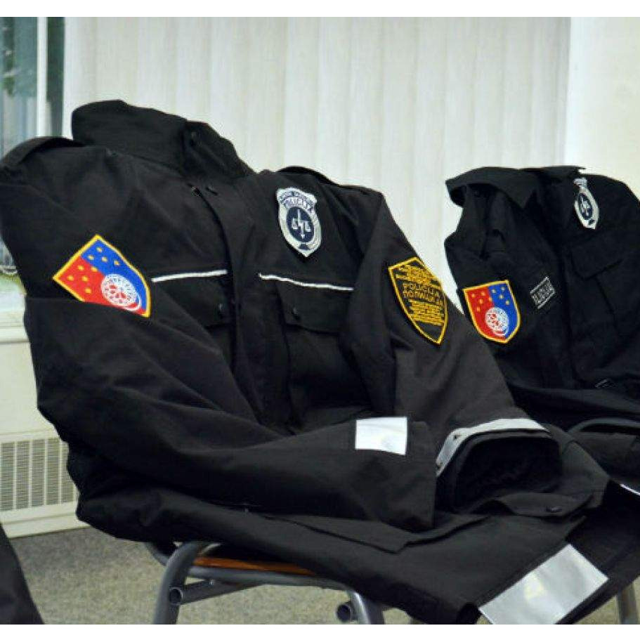 Državna vlada domaćim firmama onemogućava proizvodnju policijskih uniformi!?