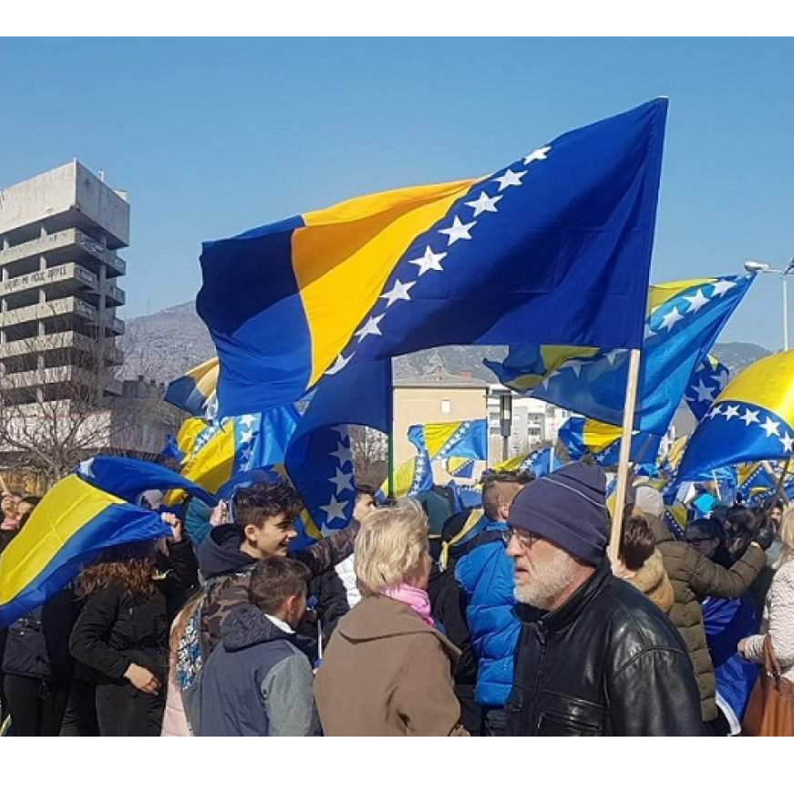 Djeca sa zastavama BiH šetala Mostarom povodom Dana nezavisnosti 