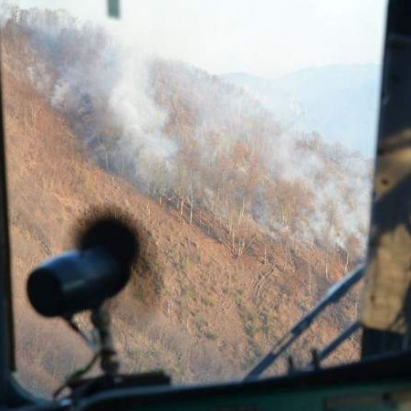 Helikopter OSBiH angažovan na izviđanju i gašenju požara na Čvrsnici