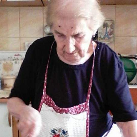 U 92. godini Sadika Salkić "svojeručno" razvija jufku za bajramsku baklavu