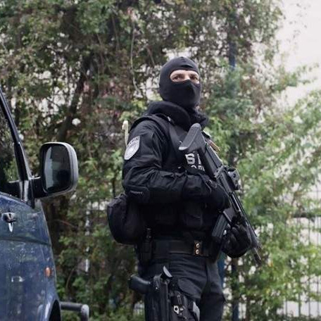 Pretresi i hapšenja |Pronađeni bombe, municija, noževi, zastave ISIL-a...