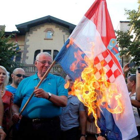 Zločinac Šešelj gazio zastavu Hrvatske, pa psovao delegaciji