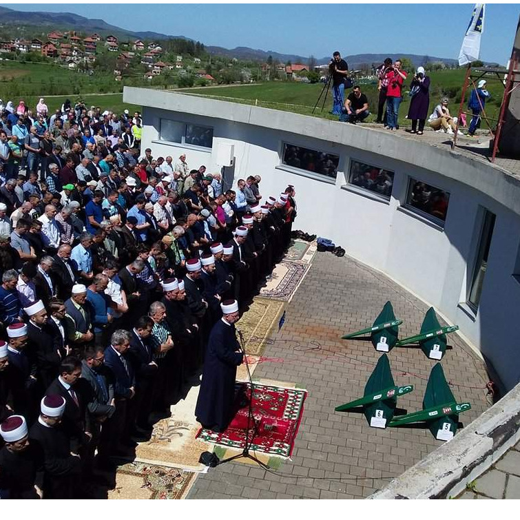 Kolektivna dženaza i ukop za osam ubijenih Vlaseničana