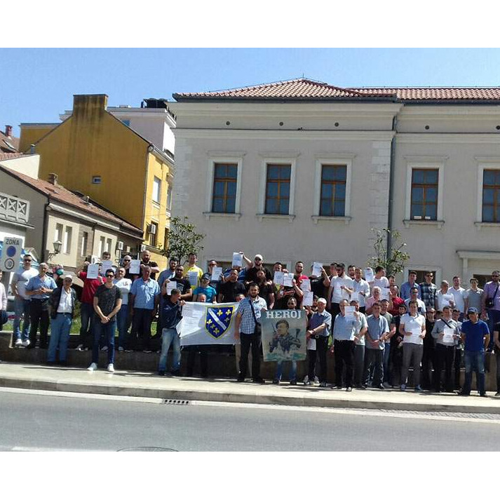 Mostarci na Trgu Musala pružili podršku generalu Dudakoviću