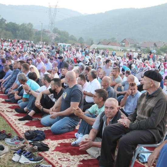 "Bošnjaci na Drini" | Više od 8.000 Podrinjaca na najvećem iftaru u Konjević-Polju