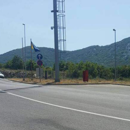 Sramota na prijelazu kod Trebinja: Zastava BiH naopako postavljena na državnoj granici!?