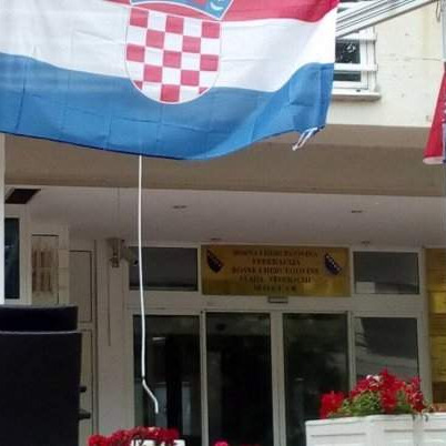 Skinute zastave Hrvatske sa zgrade federalnih institucija u Mostaru 