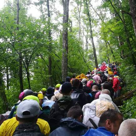 Nikad teži Marš mira, brojni učesnici bosi gaze kroz blato