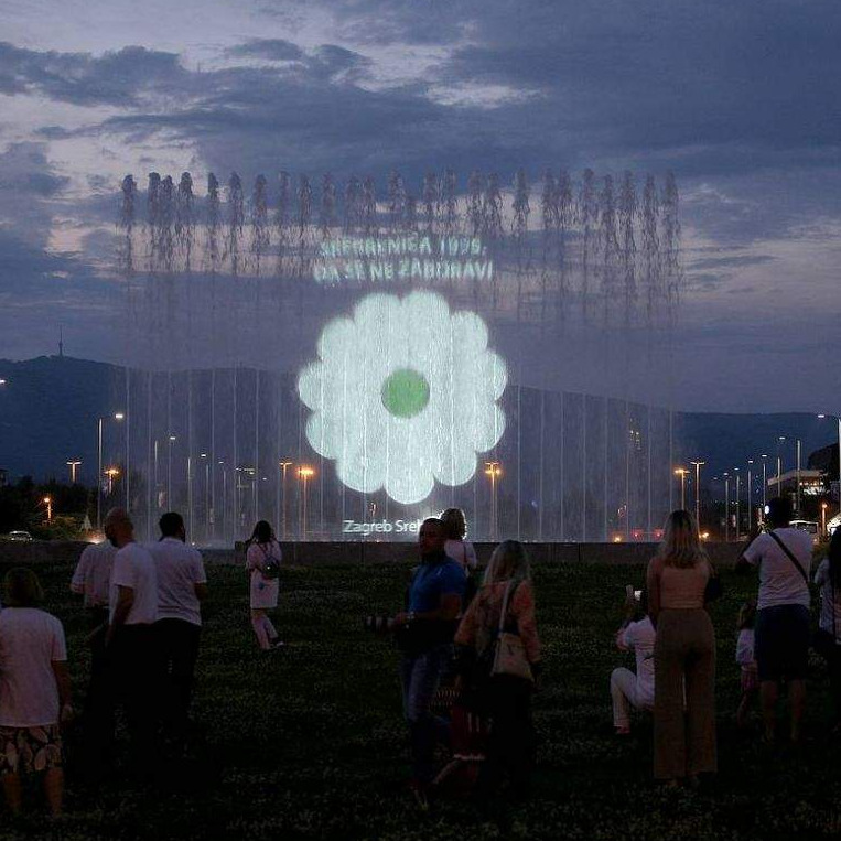 Zagreb: Projekcija cvijeta Srebrenice na fontanama