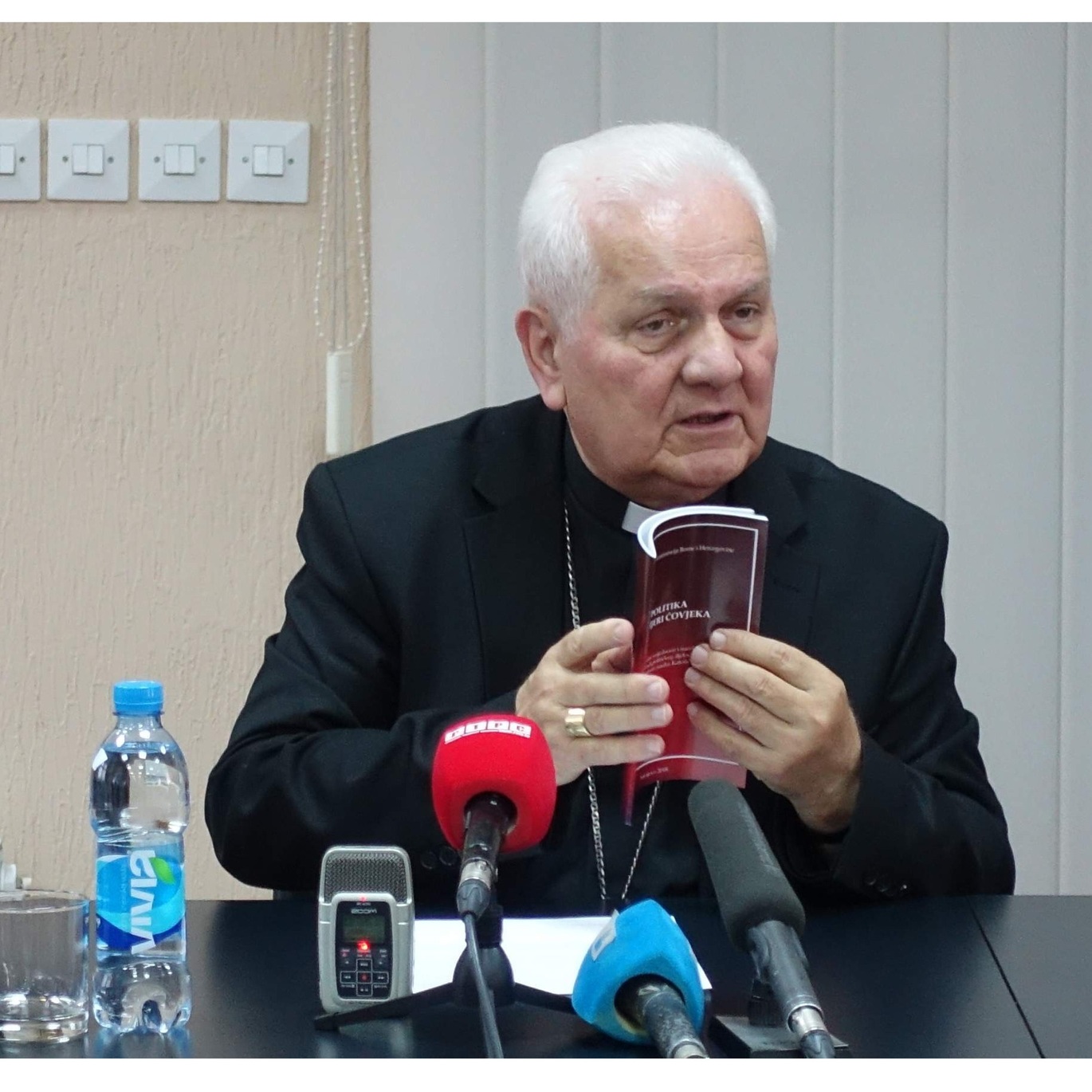 Biskup Komarica političarima: Pročitajte knjigu "Politika po mjeri čovjeka"