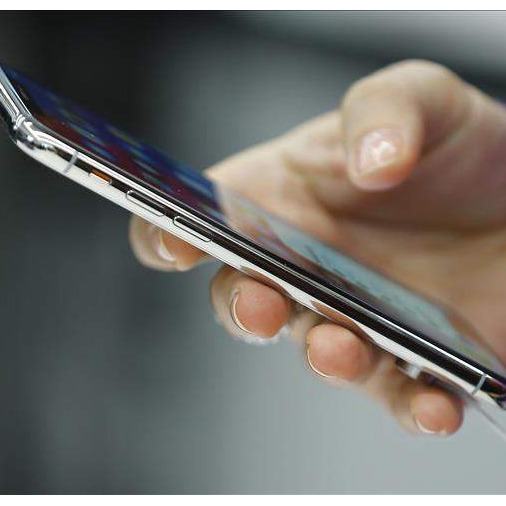 Ministar podnio ostavku jer je službeni mobitel nosio na ljetovanje
