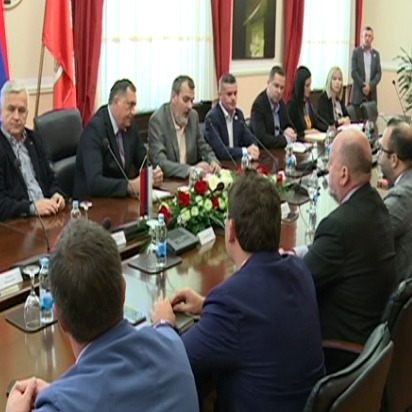 Šešeljev potrčko Srđa Trifković angažirao propale političare da lobiraju za otcjepljenje RS