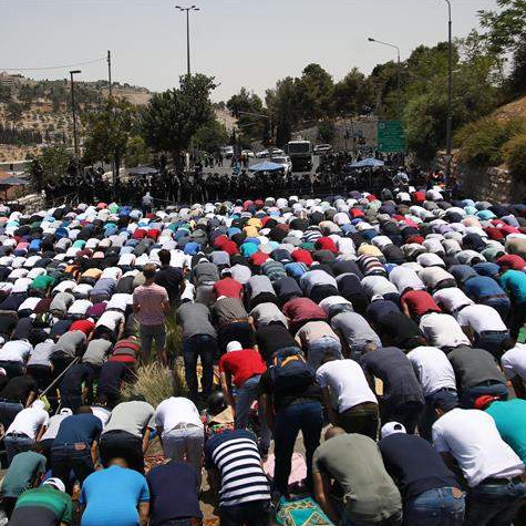 Hiljade Palestinaca džumu-namaz klanjalo na ulicama oko džamije Al-Aksa