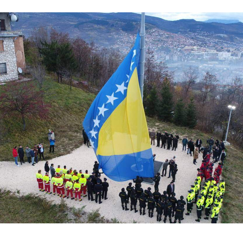 Na brdu Hum iznad Sarajeva ponovo se zavijorila zastava BiH