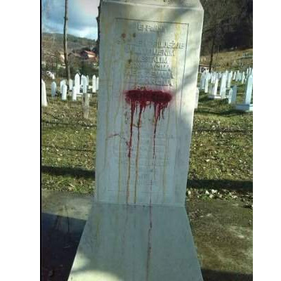 Oskrnavljen nišan u Višegradu: Crvenom bojom prefarbali riječ genocid