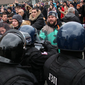 Pripadnici MUP-a RS-a silom rastjeruju građane s Trga Krajine