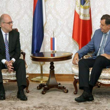 Moore poručio Dodiku: Bosanski jezik postoji vijekovima i u RS-u ne smije biti diskriminacije