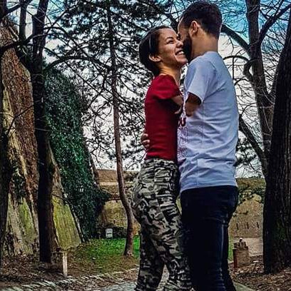 Dejana je rođena bez ruku, Sulji je na autobuskoj stanici "pružila osmjeh" i tako je počela najljepša ljubavna priča 