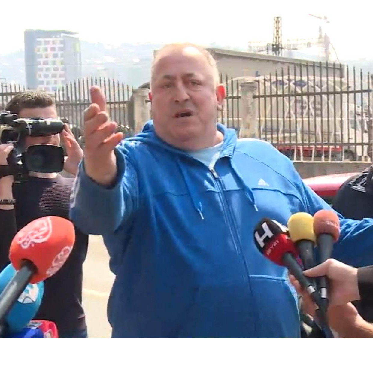 Član SDA verbalno napao novinare ispred firme Huse Ćesira