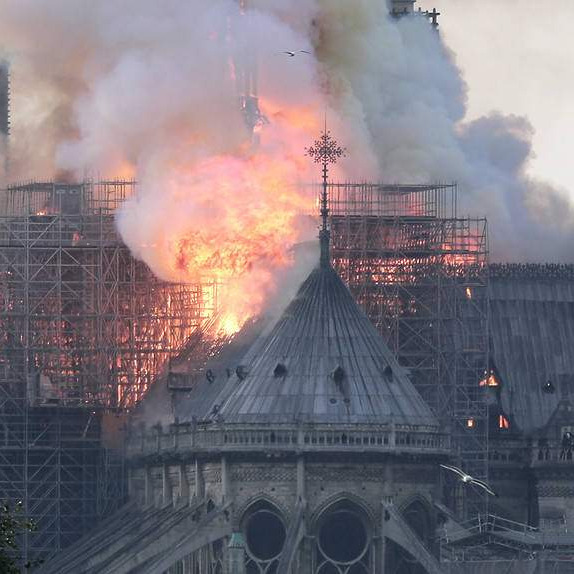 TUŽAN DAN ZA SVJETSKU CIVILIZACIJU | Požar zahvatio Notre-Dame, urušio se krov katedrale