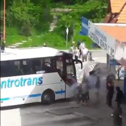 Tuča navijača Želje i Sarajeva u Olovu, u autobus ubačena baklja