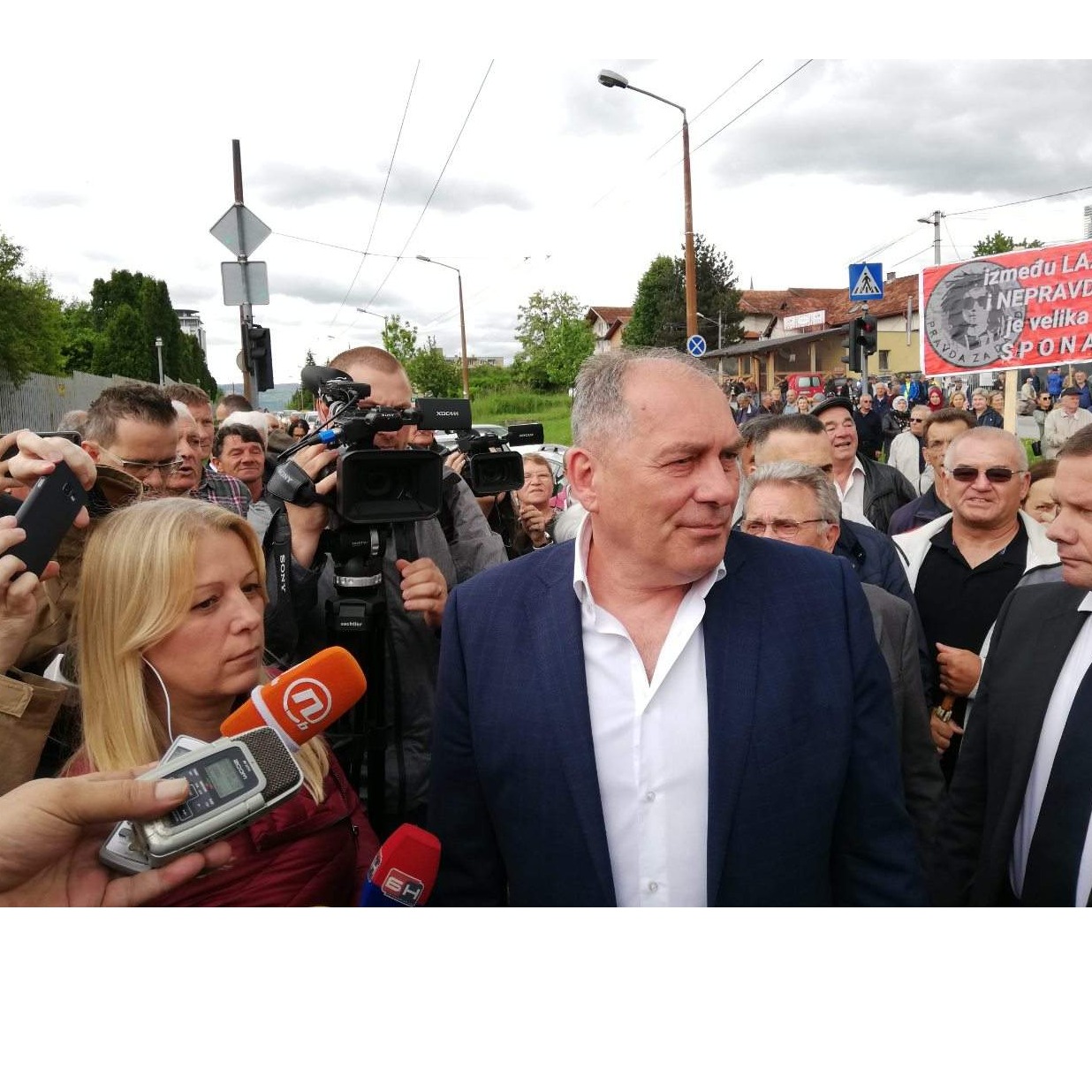 Protesti ispred zgrade VSTV-a: Stigli Mektić, Hadžihafizbegović, Memić...