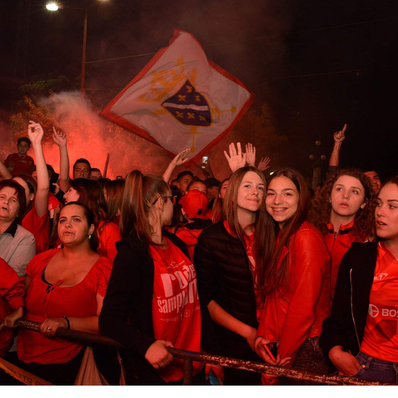 Mostar: Više hiljada ljudi na Trgu Musala slavilo povratak FK Velež u Premijer ligu BiH