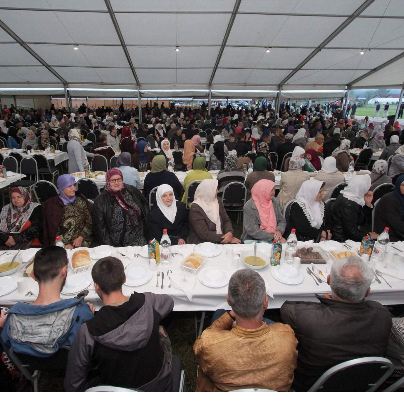 Nekoliko hiljada ljudi na iftaru ”Bošnjaci na Drini”
