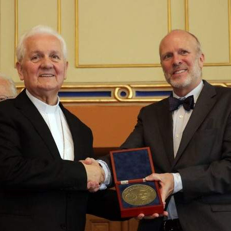 DODIKU TRN U OKU | Nagrada 'Dr. Elemér Hantos' biskupu Komarici, simbolu moralnog autoriteta