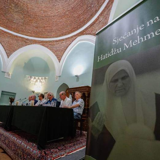 Suze i bol |Pjesnik Mile Stojić knjigu "Hatižda" posvetio Hatidži Mehmedović