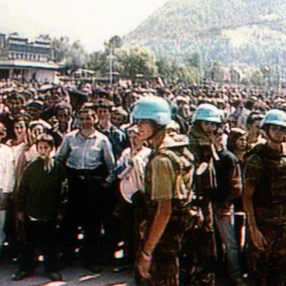 Karadžić je 10. maja 1994. godine rekao: „Holanđani nam u Srebrenici jedu iz ruke“