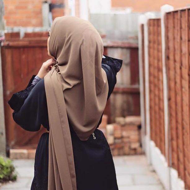 Francuska: Muslimanka s maramom na glavi izbodena nožem
