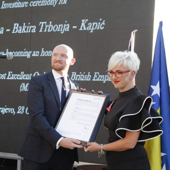 Veliko priznanje |Edibi Bakiri Kapić-Trbonja uručen orden počasne pripadnice Reda Britanskog Carstva
