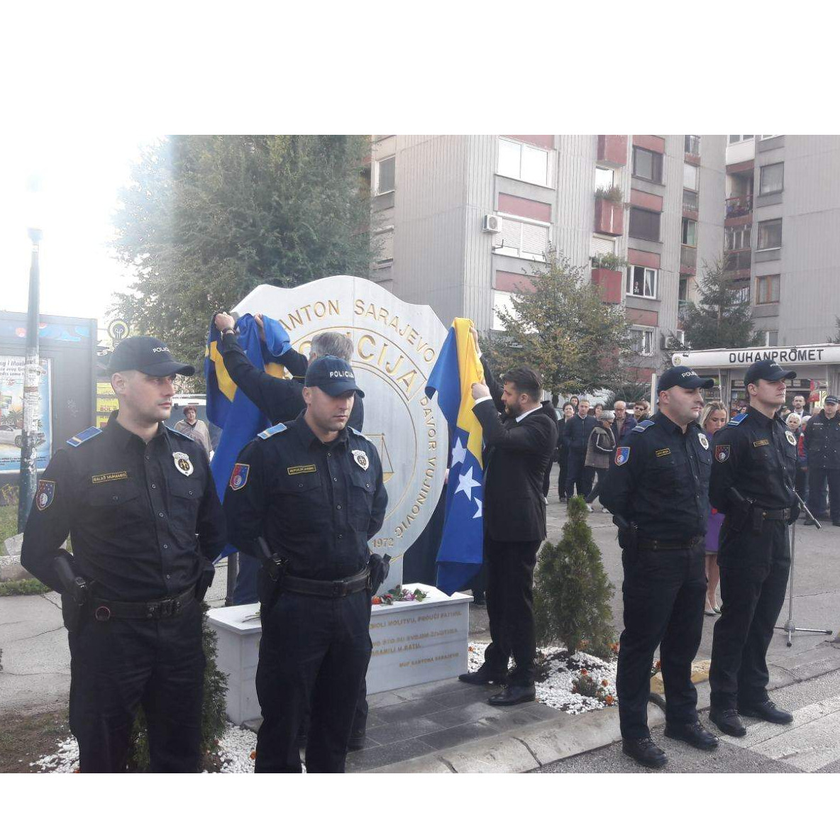 Otkriveno spomen-obilježje ubijenim policajcima Adisu Šehoviću i Davoru Vujinoviću