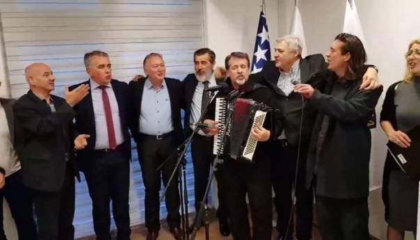 Mostarski komandanti zapjevali "Zdravo, ma gdje bili, heroji Mostara" (Video)