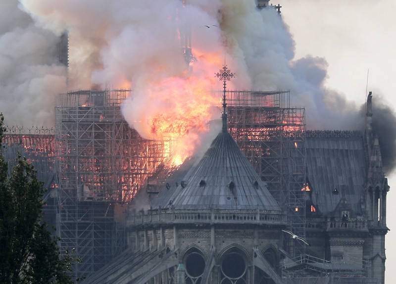 TUŽAN DAN ZA SVJETSKU CIVILIZACIJU | Požar zahvatio Notre-Dame, urušio se krov katedrale