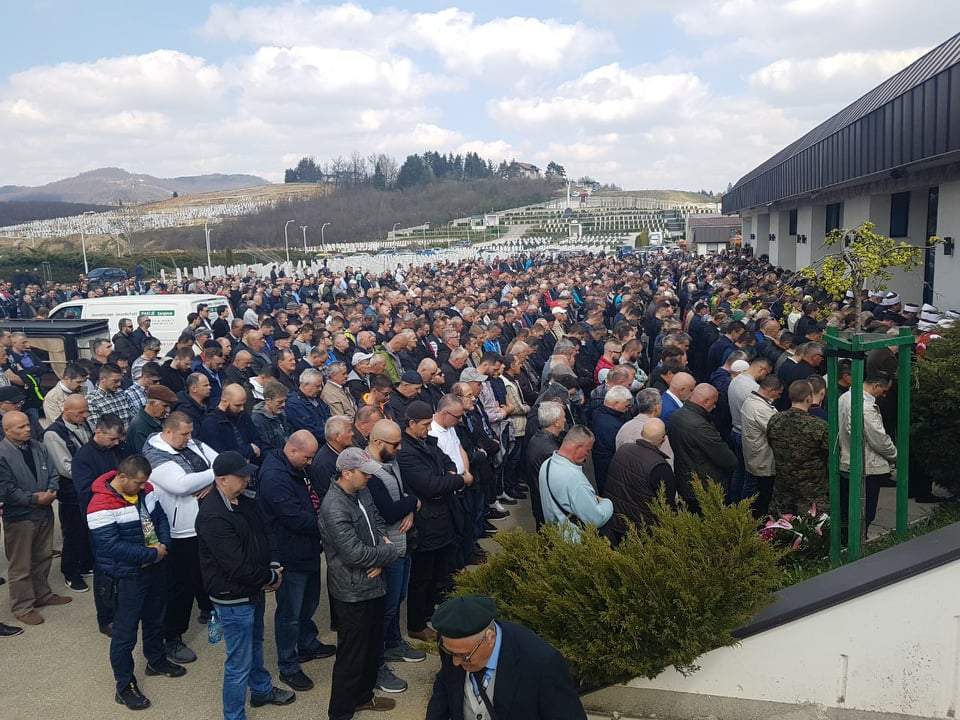 TUGA NAD SARAJEVOM | Klanjana dženaza stradalim uposlenicama OŠ "Kovačići"