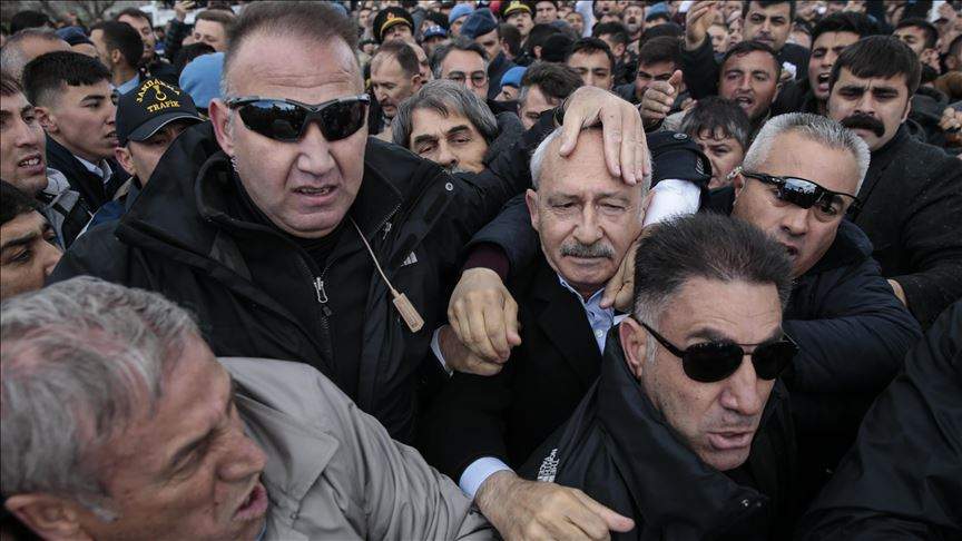 Grupa demonstranata fizički nasrnula na lidera CHP-a (Video)