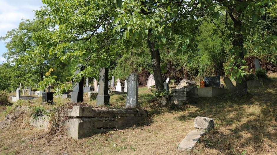 Ovo je Bosna i Hercegovina: Mladi medžlisa IZ Tuzla čistili Jevrejsko groblje (Video)