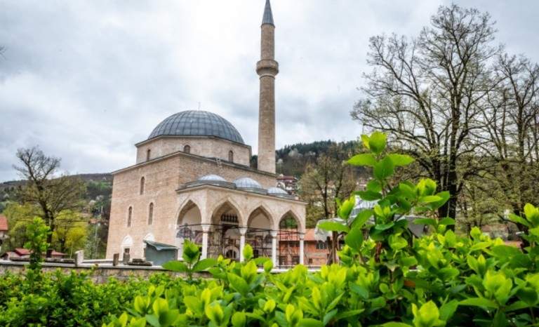 Ustala iz pepela | Prvi ezan sa Aladža džamije nakon 27 godina