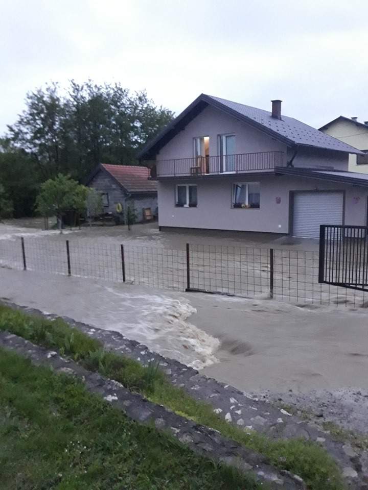 Vanredno i u Tesliću: Obustavljena nastava, ekipe civilne zaštite na terenu