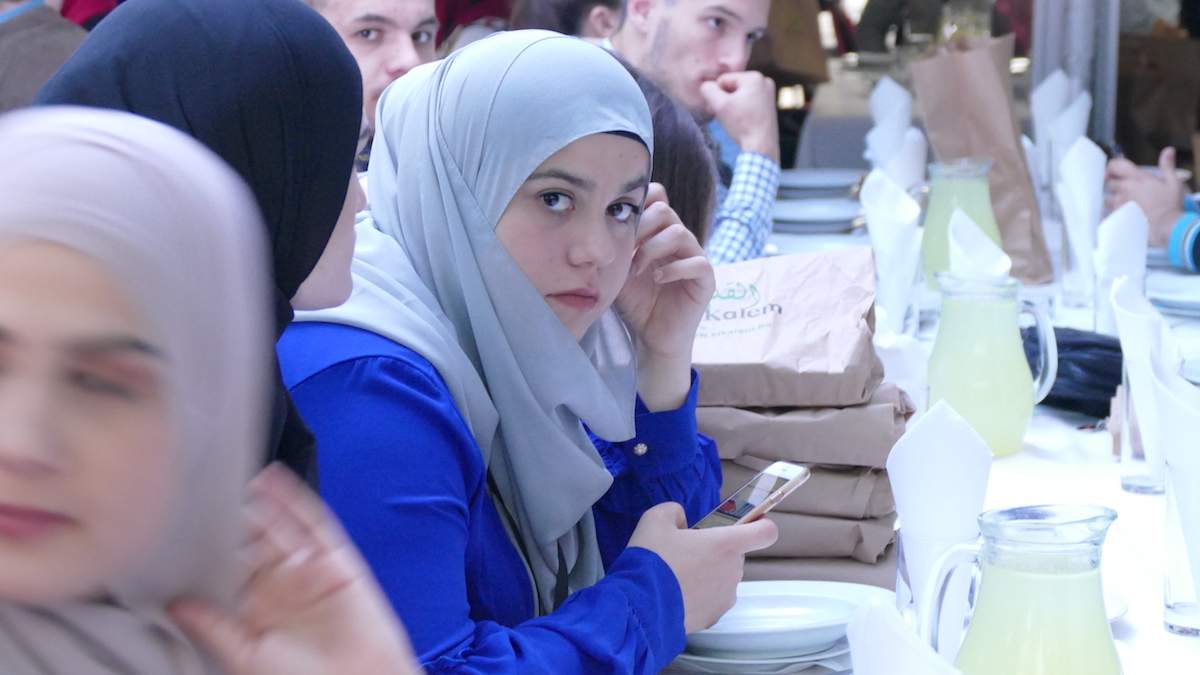 (Foto: MINA) - Reis Kavazović iftario s mladima iz regiona: Dobro došli u našu zajedničku kolijevku - Bosnu...